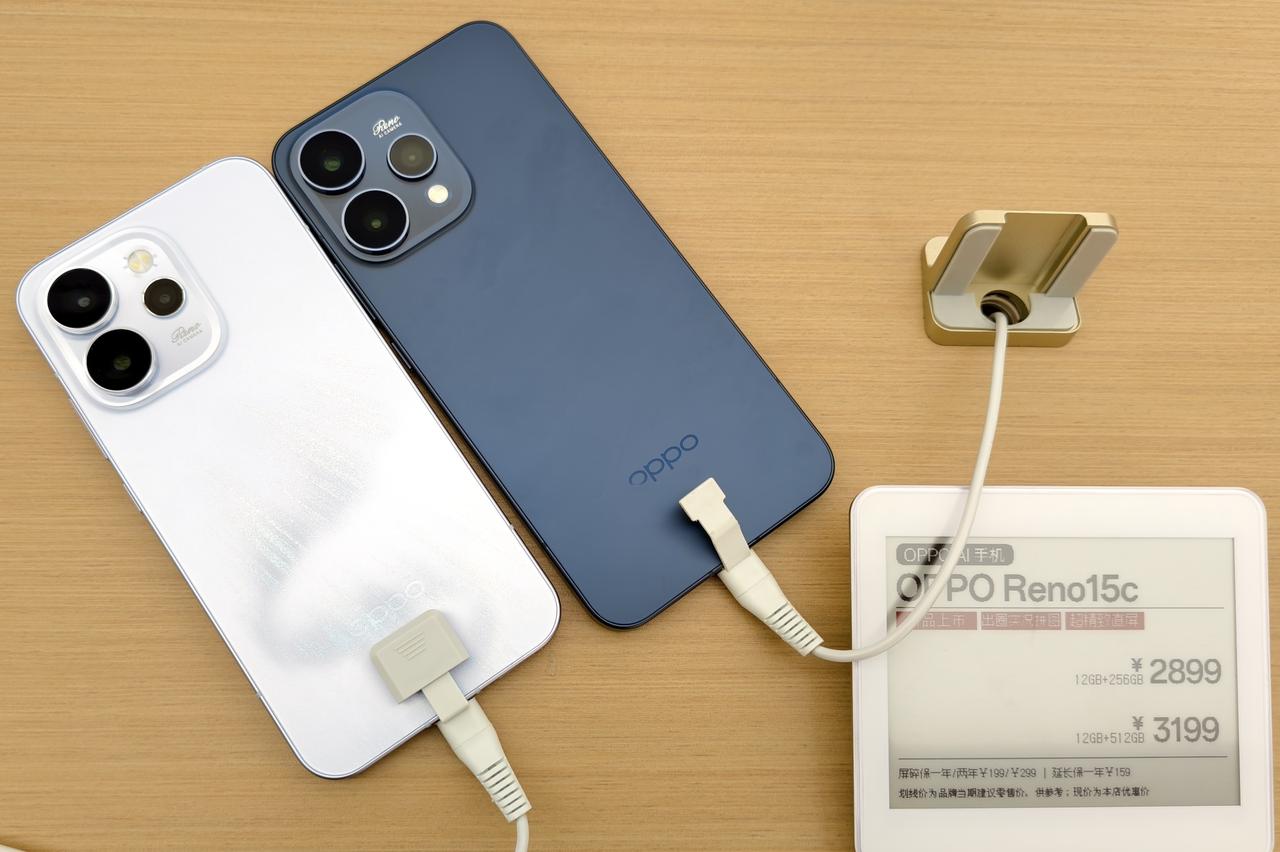 OPPOReno15c正式开售，有三款颜色，使用UFS3.1闪存，256GB