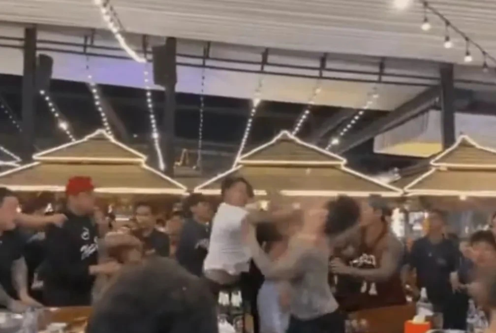 韩国人在泰国打架，这下尴尬了啥？在泰国芭堤雅，一群人打成