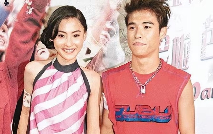 原来谢霆锋大儿子更像他舅舅，嘴巴、眼睛、眉毛和脸型都特别相似。