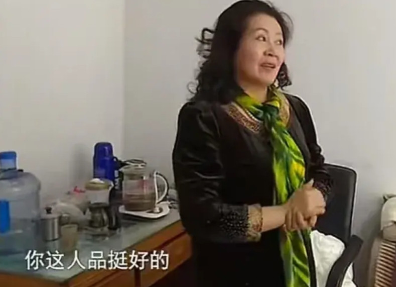 65岁大妈相中了节目中的大爷，怀着一颗滚烫的心坐了动车来见大爷。见面后，大爷对大