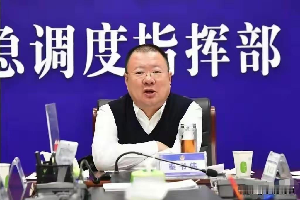 秦书伟被查的消息一出，局里几个年轻民警愣是没敢接话。谁能想到，平时在全局大会上