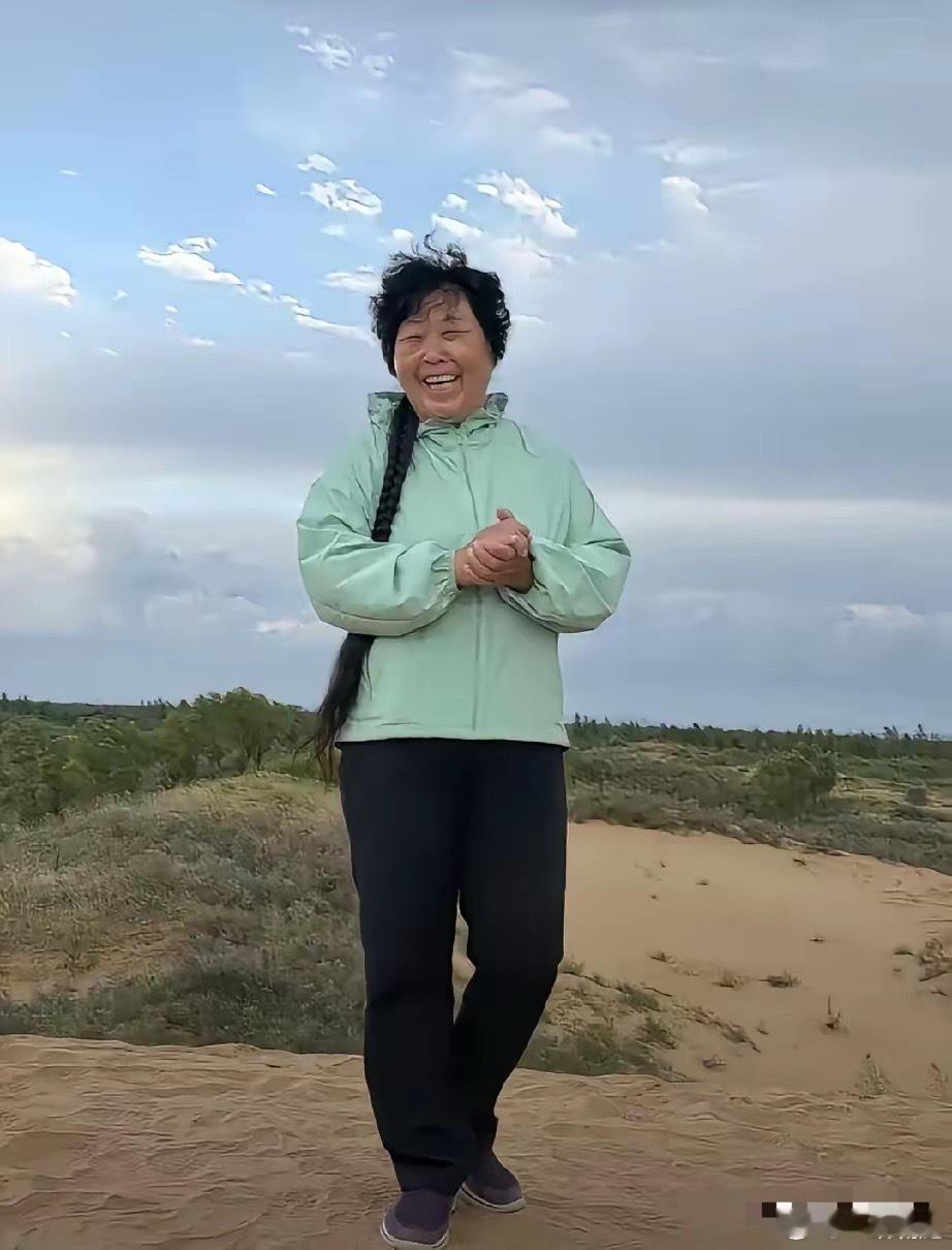 殷玉珍年入百万的秘密：她的收入主要有四个方面。一是沙漠特色种植业。种植有机小米、