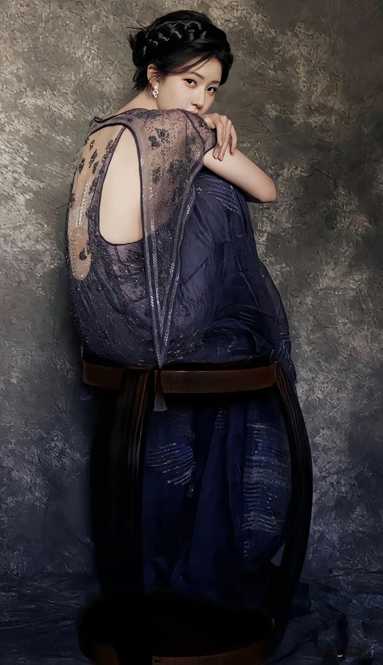 赵露思长的漂亮但是这妆容不适合她太瘦了风大了都能吹得跑[捂脸哭]