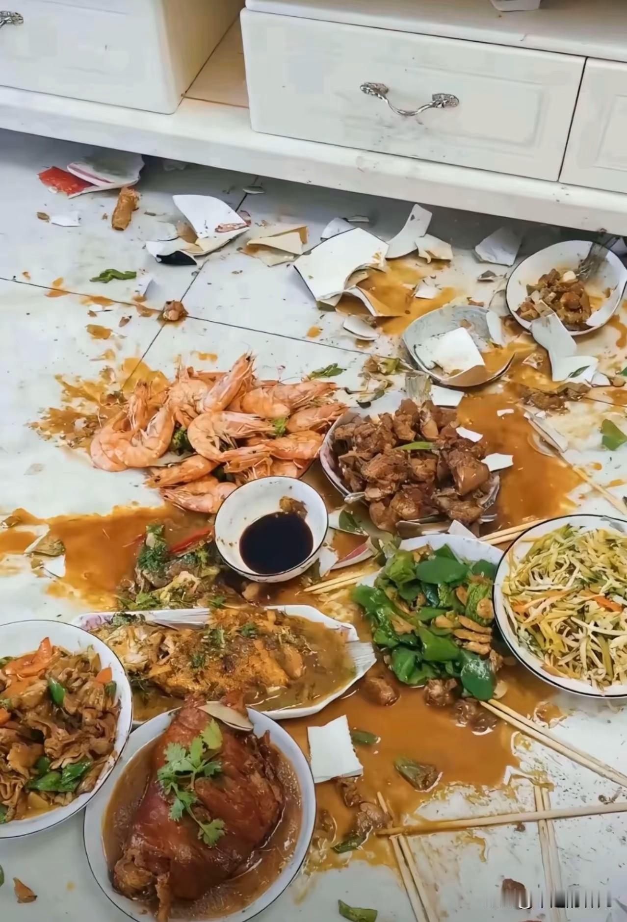 小时候我家过年就爱吵架，爸妈每年过年吵，因为个啥都能吵得死去活来，贴春联，