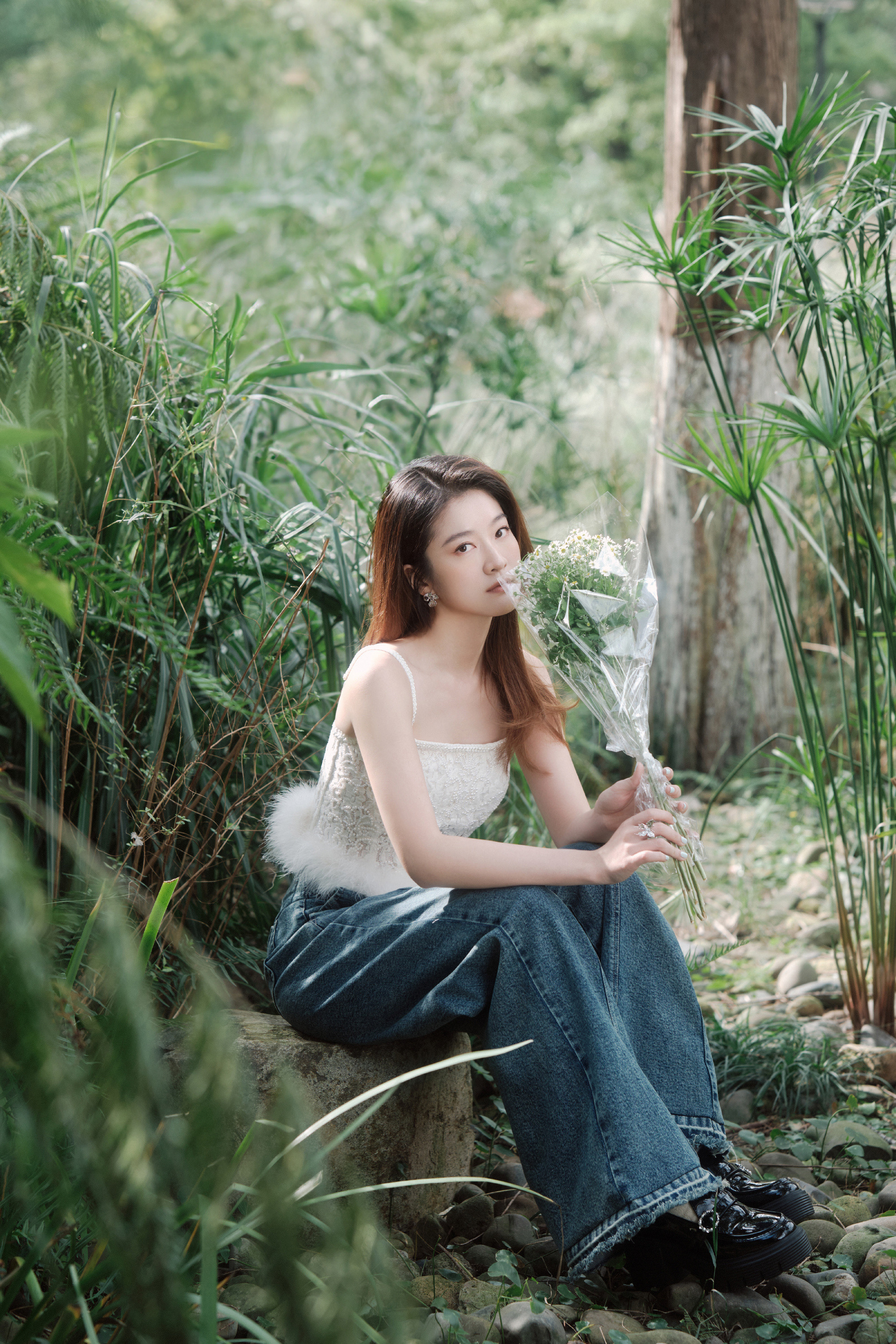 张雪迎，白色吊牛仔妆造，纯美可人。张雪迎