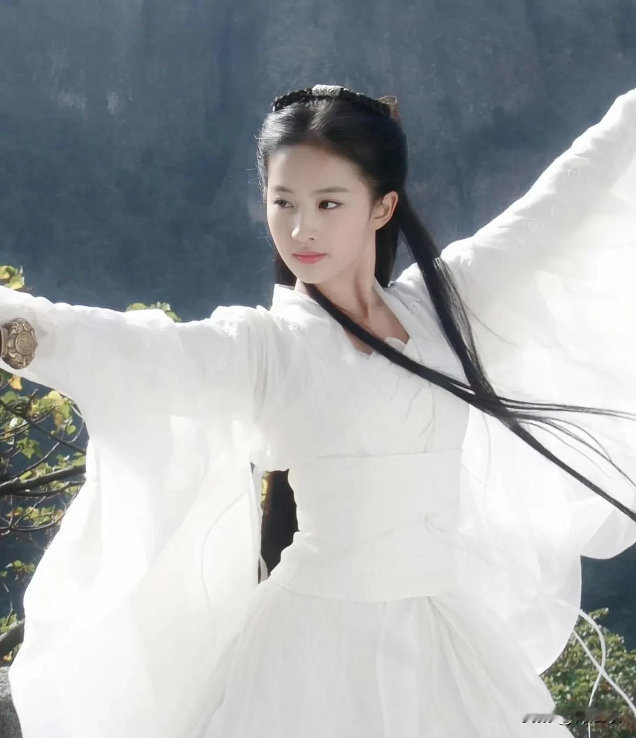 刘亦菲饰演的小龙女实在是太符合原著了，因为从她力压神雕一众女配的颜值到漂亮的身手