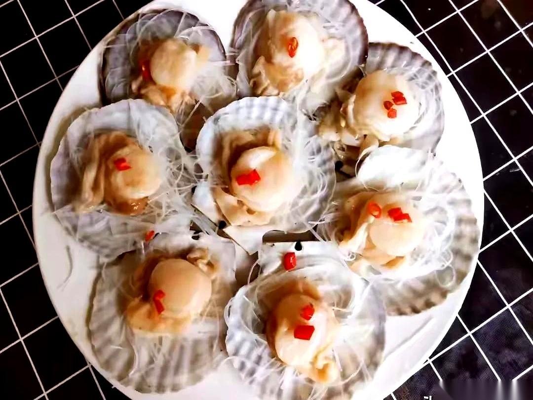 就那一瞬间，他把标签一撕，你碗里的扇贝，国籍就变了。这事儿魔幻不魔幻？咱自家