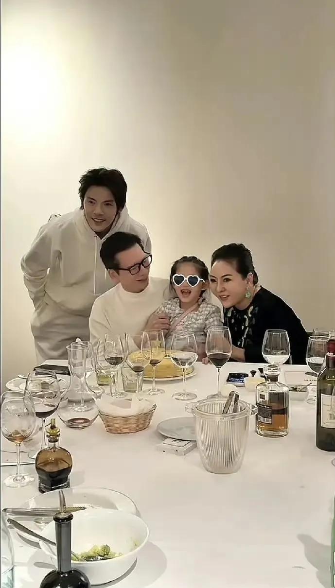 向太说提到孙女向华强怒气就消了！向太表示与向华强结婚45年来从不争吵，仅以“冷