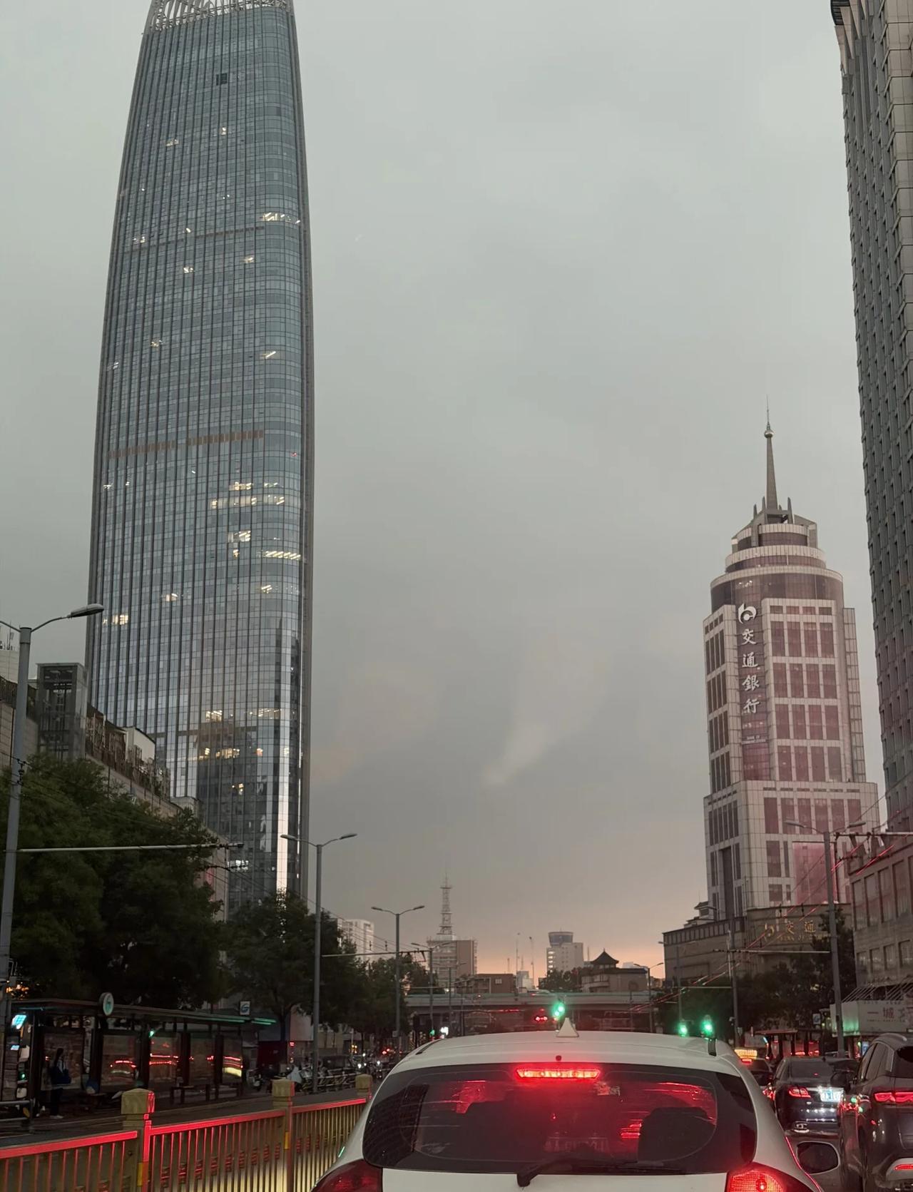 早8点多的济南好黑呀，图三是海市蜃楼吗，一会就没有了高柱子[惊恐]突然好大的风