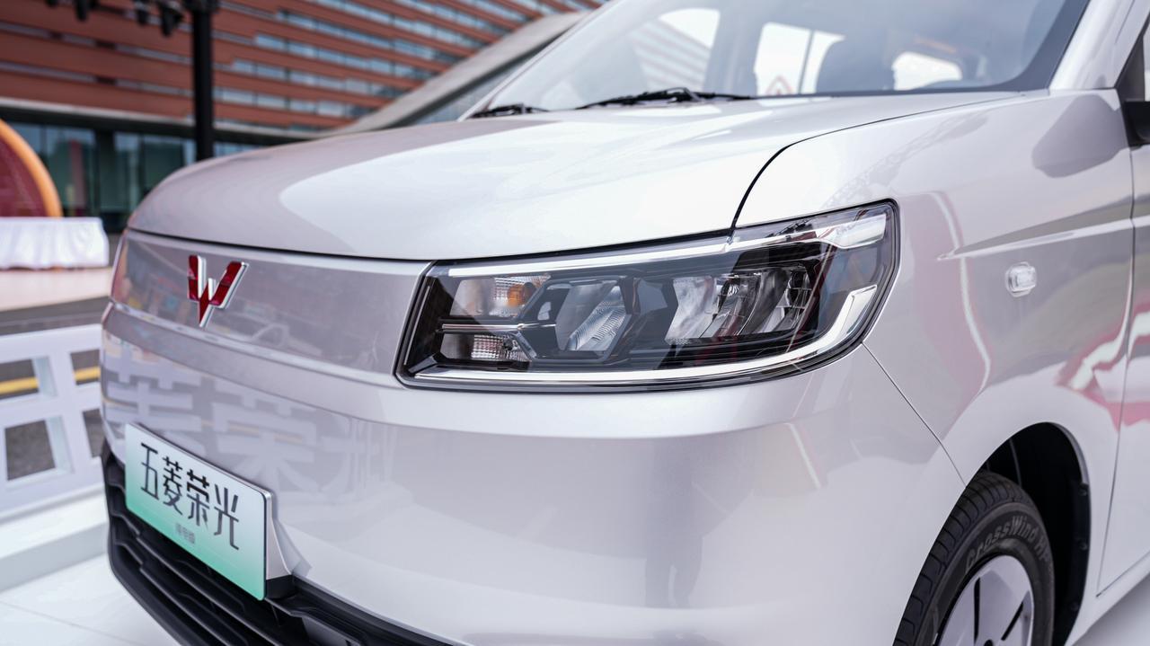 五菱红标新能源战略持续深化，五菱荣光EV闪亮登场，开启新能源商用车“全面时代”。