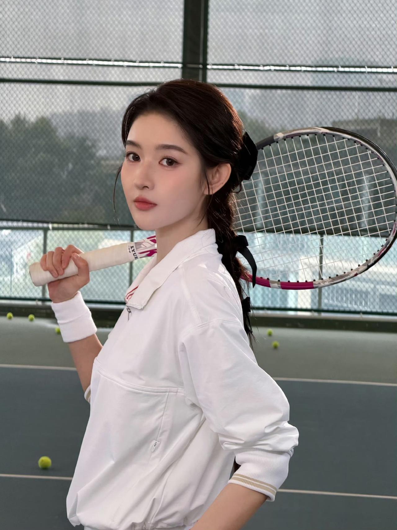 刷到王玉雯网球片场图，才算真正见识到“网球甜妹天花板”的杀伤力——这哪是去打球，