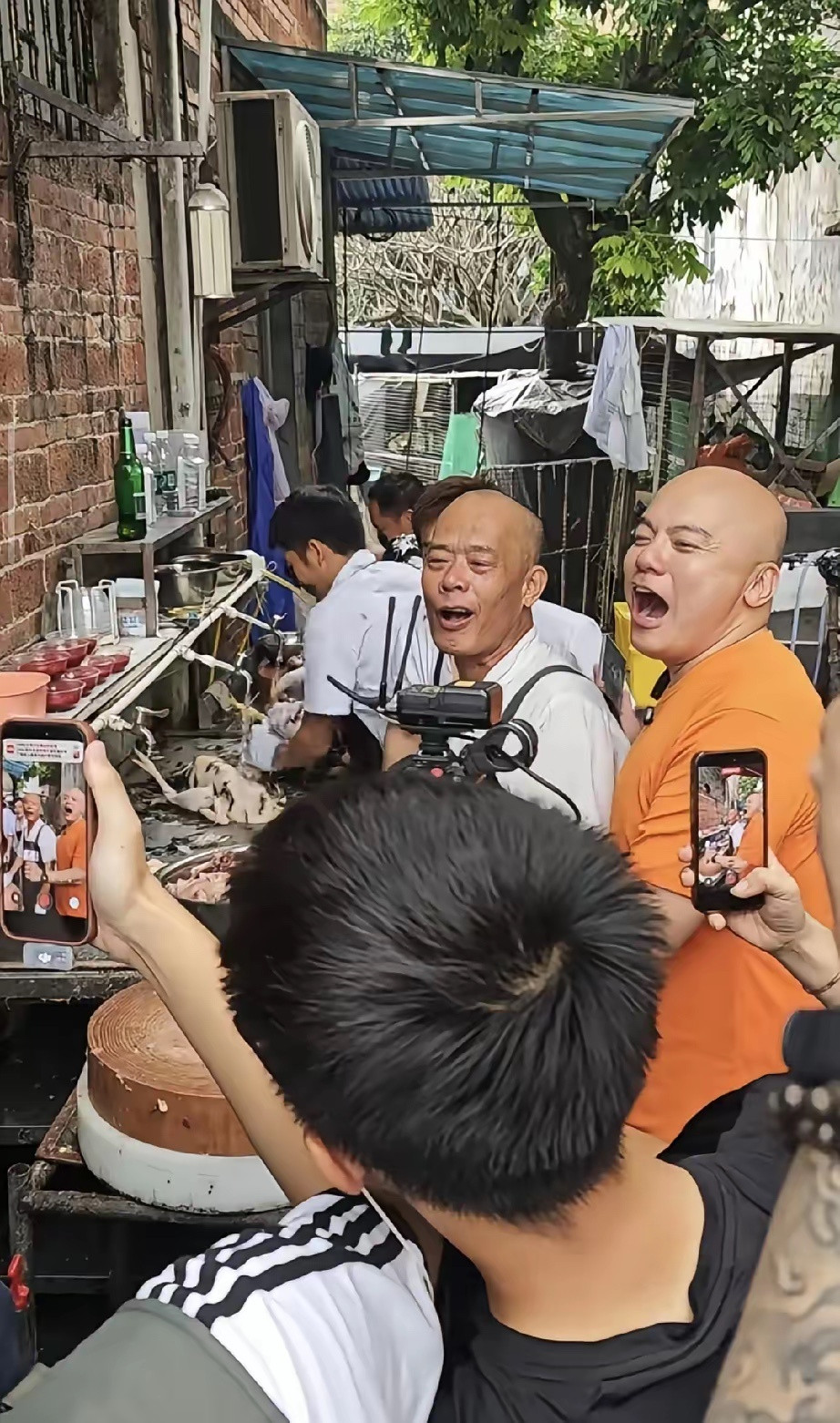 抗拒流量的鸡煲老板开始接广告了。那他之前做的一切就非常合理了，就是为了获得曝光度