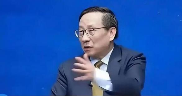 万斯曾暗示中国，如果不接受关税，就考虑战争。话音未落，中国学者高志凯就在国际辩论