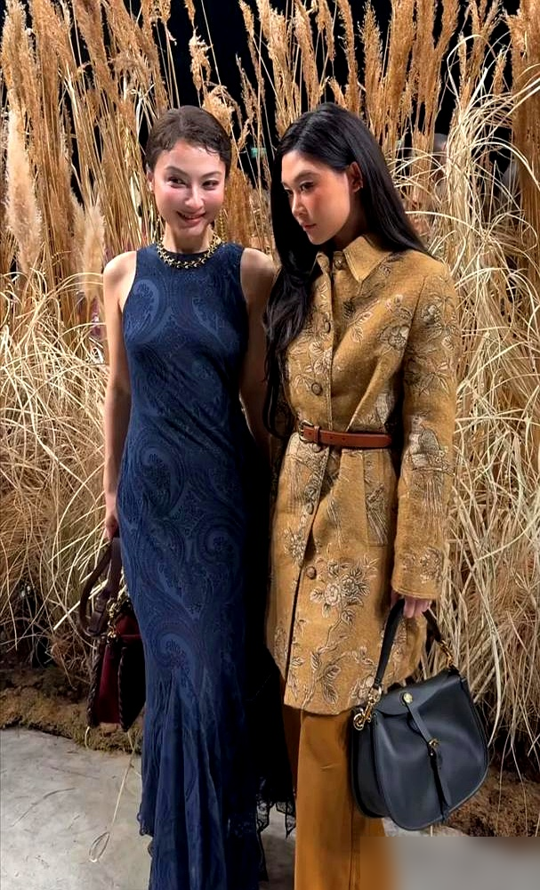 吴昕在米兰把翻译逼失业了。那个当年在快本连话都插不上的女孩，现在用一口流利英文控场采访，旁边韩国演员
