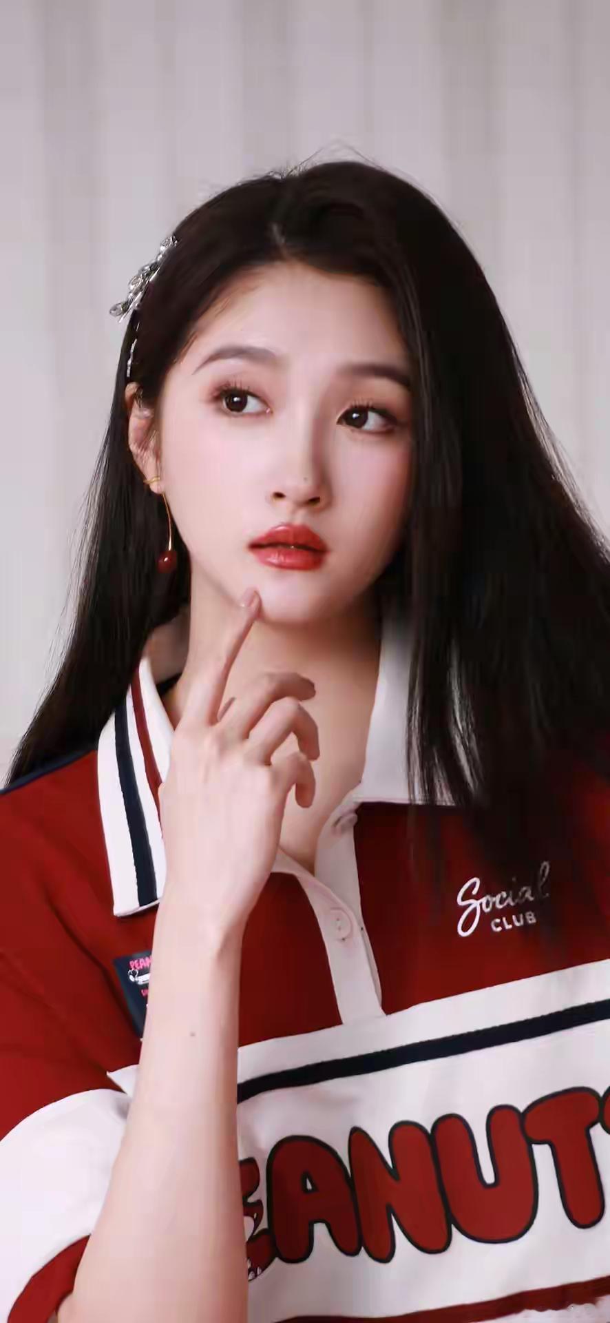 1.关晓彤的现场路透引发热议，部分评论称她已经抵达颜值的最佳赏味期，不少网友对