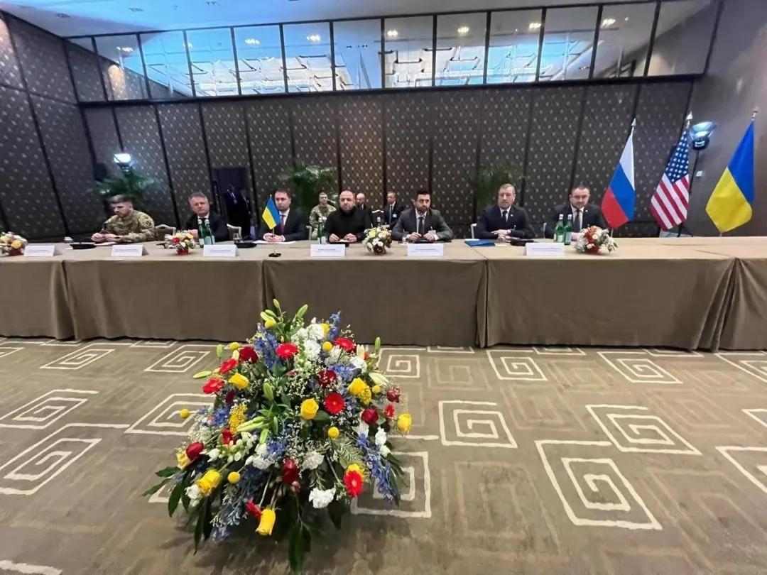 俄乌冲突停火谈判，首日谈了六个小时，气氛紧张，这五个细节可以看出谈判内容端倪：