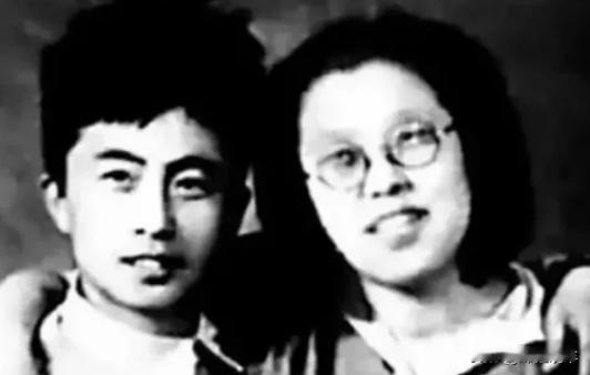 曲波去医院看病，遇到当时的副总理贺龙。得知曲波在机械部上班，贺龙忙问：你认不认识