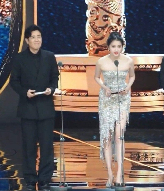 关晓彤就适合这样的裙子，造型师这次可算是做对了！