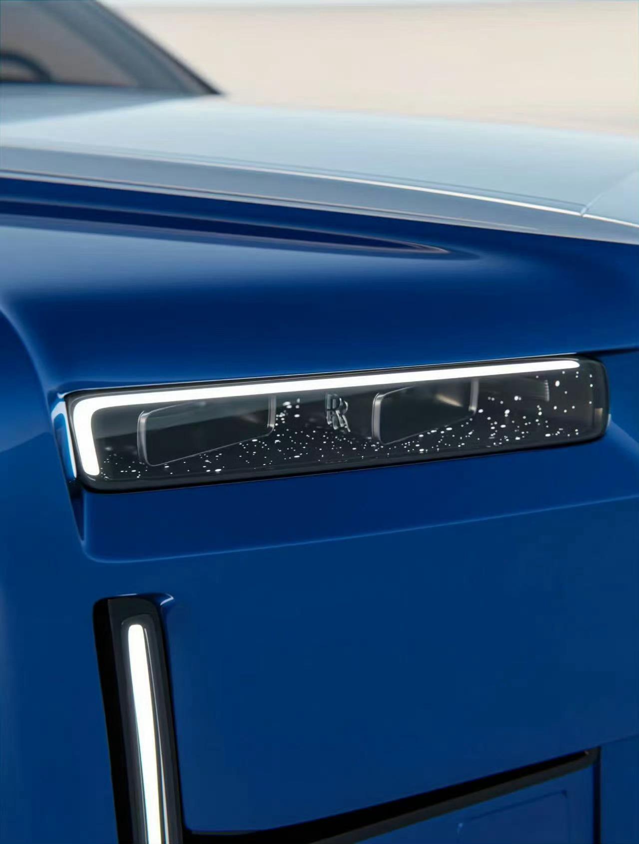 这是全新劳斯莱斯幻影，不得不说，尊和气场这块还得是劳，车灯处也能看出细节，就是这