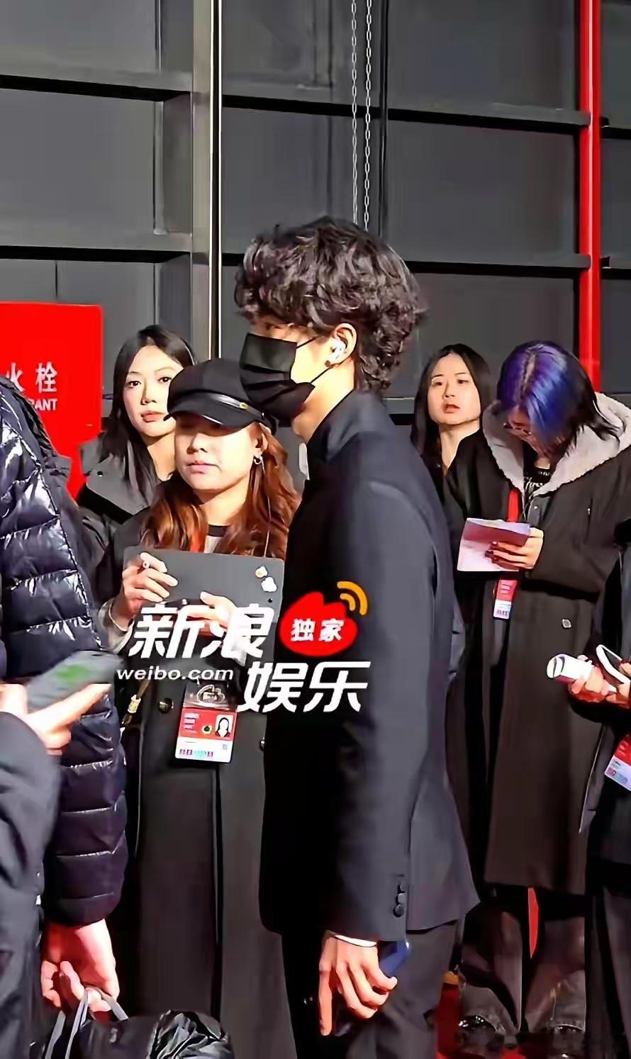 王一博座位被安排227，领完奖扭头就走。主办方把他的座位，安排在2排27号。这个