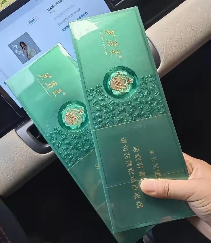 坐老公的车，在副驾驶储物盒里发现两条绿色盒子的烟，上面有个皇冠标志，我不认识，拍
