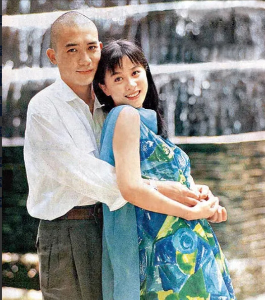 当年，刘嘉玲刚和许晋亨订婚，就和林俊贤传出了绯闻，最终被许晋亨悔婚，面对媒体指责
