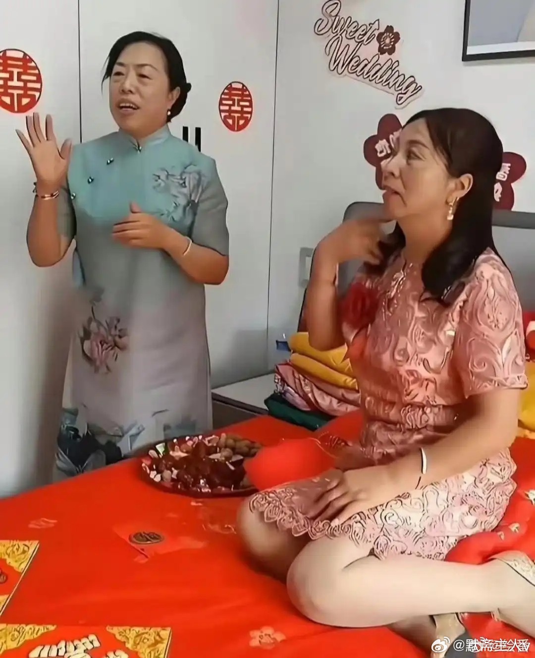 新娘看起来和婆婆年龄相仿，新郎脸直接黑了一点笑容也没有