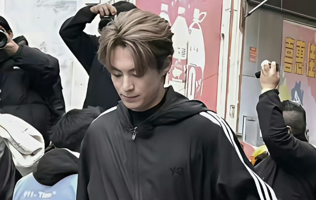 王鹤棣的团队和粉丝开始给他洗白了吴泽林搬不动的矿泉水，都是王鹤棣搬的。拜托这是