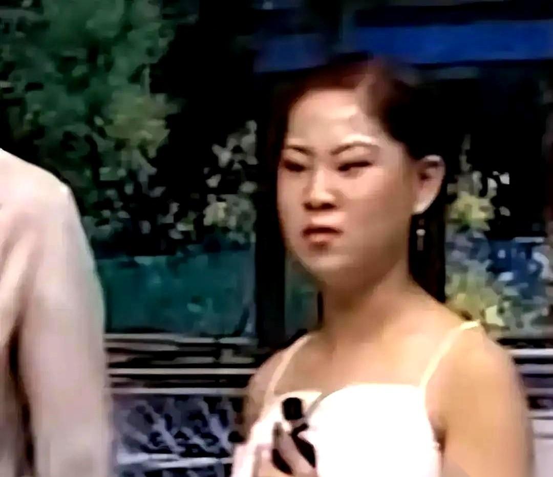 孟买演出的后台，灯光昏暗，空气里还飘着定型喷雾的味道。沈佳润刚摘下假睫毛，用卸