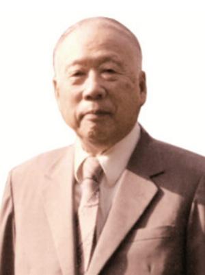 1945年，沈阳，一个刚放下武器的日本少佐，站在三百多号日本俘虏堆里，盯着我军首