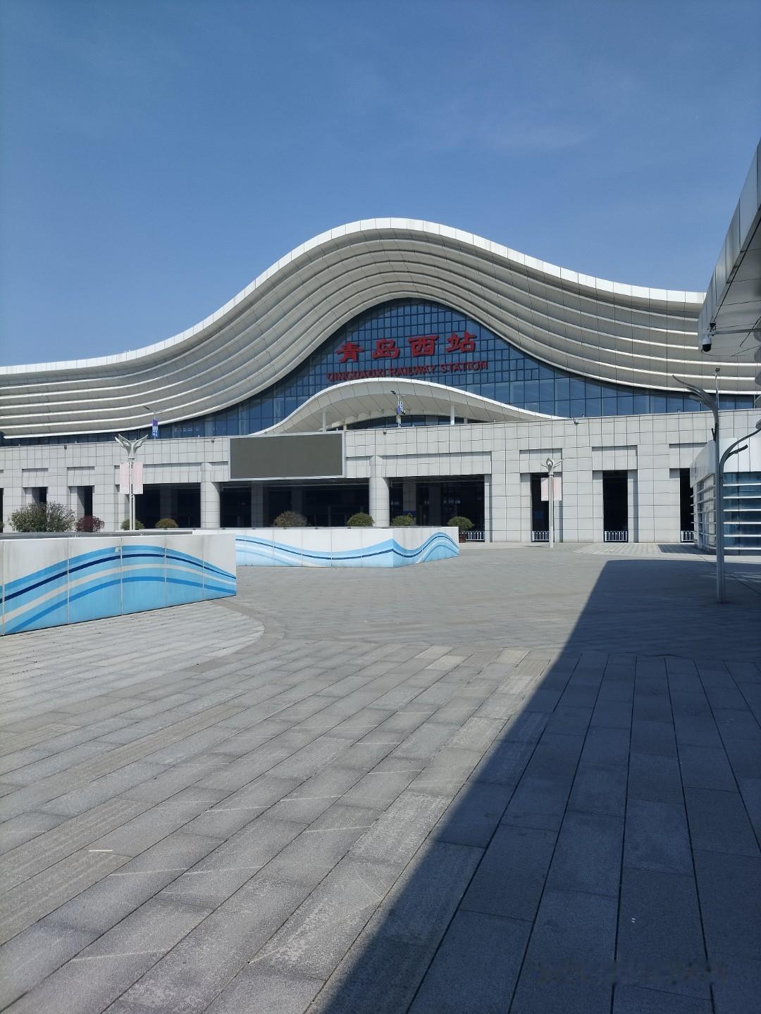 冬天到了，如果你有一天空余时间，恰巧你又在青岛。从青岛栈桥到五四广场到石老人海滩