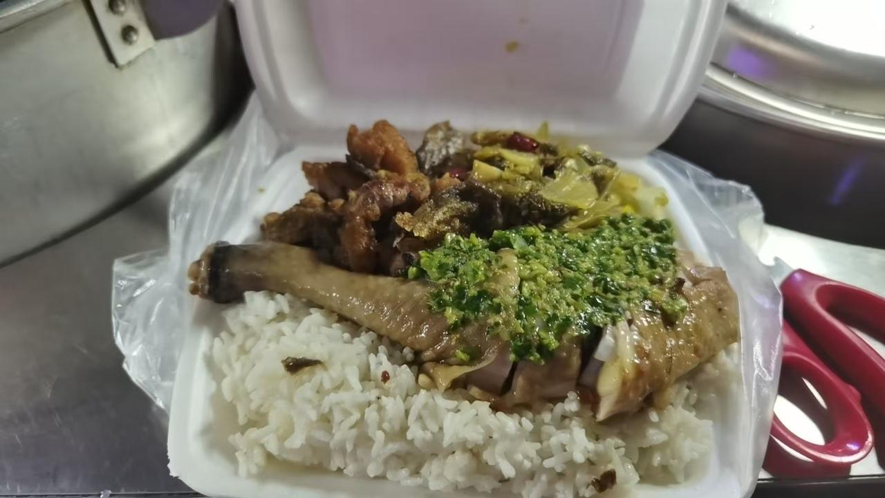 快餐店老板给我来一个15元的快餐，有鸡腿有鱼有白菜有冬瓜有酸菜[呲牙笑][呲牙笑]。