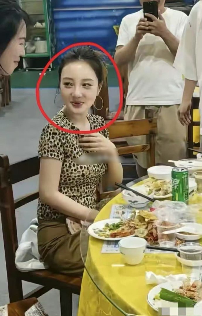 本人长这样？有谁敢相信，这是没有任何滤镜原相机40多岁的李小璐​​​