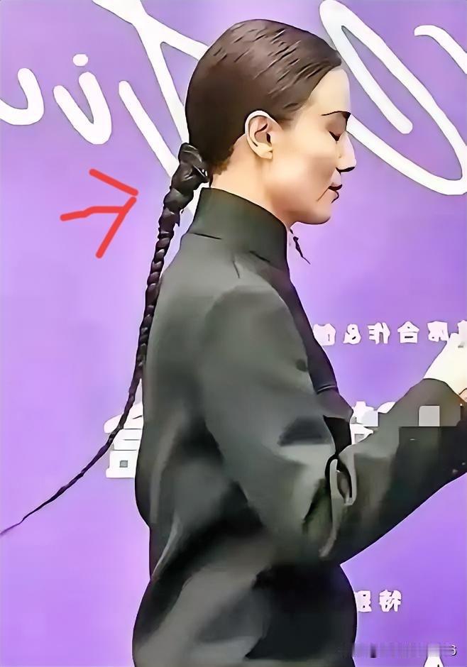 把国耻当国潮，宋佳团队这次，不是翻车，是坠崖。金钱鼠尾辫，从不是女人的时髦。