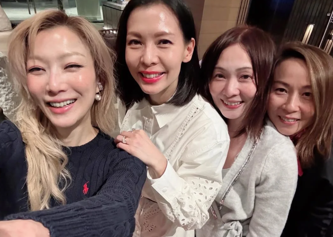 郑秀文晒出与好友相聚的合照