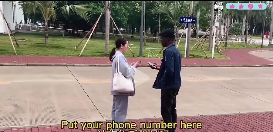 这是两组街头实验视频，一组是一个黑人在街上随意搭讪中国女孩，并向她们索要电话号码
