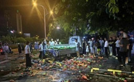 四川自贡，一58岁男子酒后打算买个西瓜解渴，挑西瓜时重拍瓜体，摊主一句"师傅轻点
