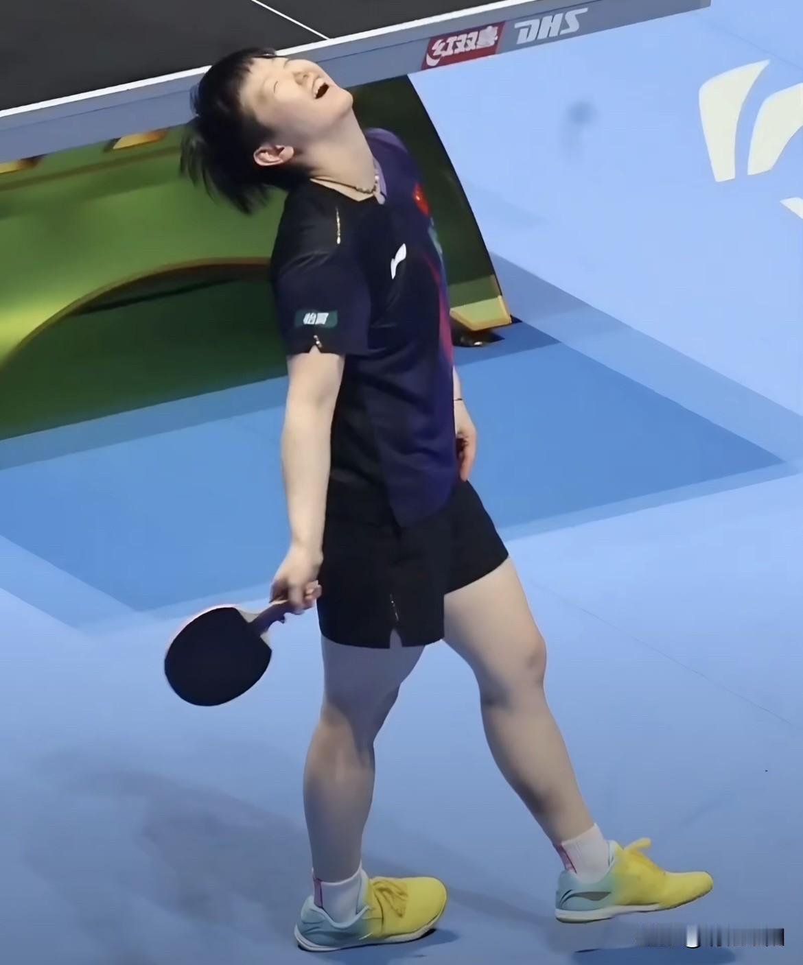 喜欢莎莎这种酷酷的样子，看她转着圈圈，满脸幸福的笑容，你是不是也被治愈了？仰天一