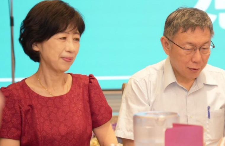 台湾云林蓝百合啦！民众党创党主席柯文哲27日南下云林与国民党云林县长参选人张嘉郡