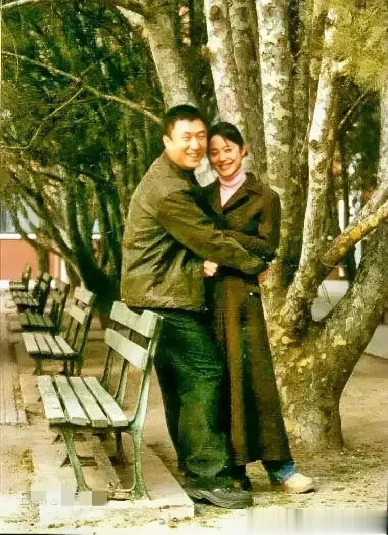 孙红雷怀里抱着这位大美女大家认识吗？她端庄优雅，美丽动人，气质典雅，雍容华贵。
