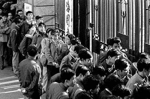 毛主席工资，军龄补助是0元。军龄补助一栏，赫然写着“0元”，当人们翻开毛主席的工