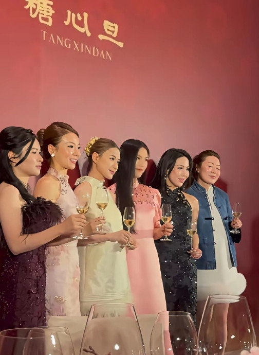 有钱人，真的太矜持了！王诗龄回国这几天，李湘又又带着女儿来参加深圳糖心旦活动