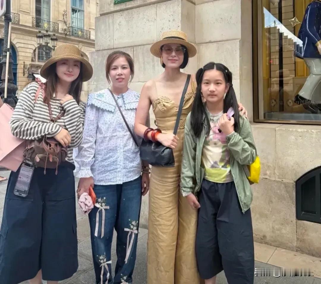 47岁胡杏儿巴黎被偶遇！现实比电视里美太多，这才是真正的“人生大女主”！最近