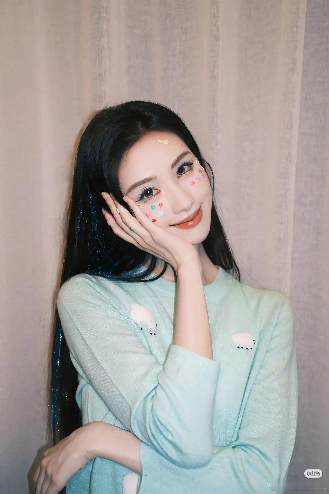 陈都灵自拍画风怪异，网友争论是五官还是妆容拖垮颜值