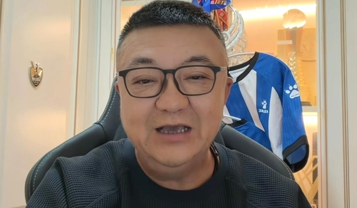 一针见血。董路在足球评论中提出观点：著名球星走上教练岗位往往面临巨大挑战。明