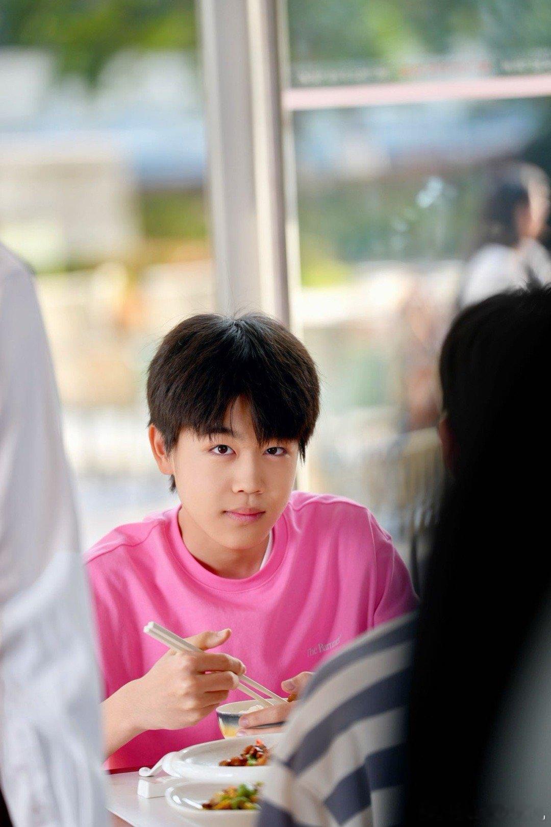 16岁的韩昊霖是谁的养成系快乐来了？从家喻户晓的小范闲，到《骄阳似我》和《我的