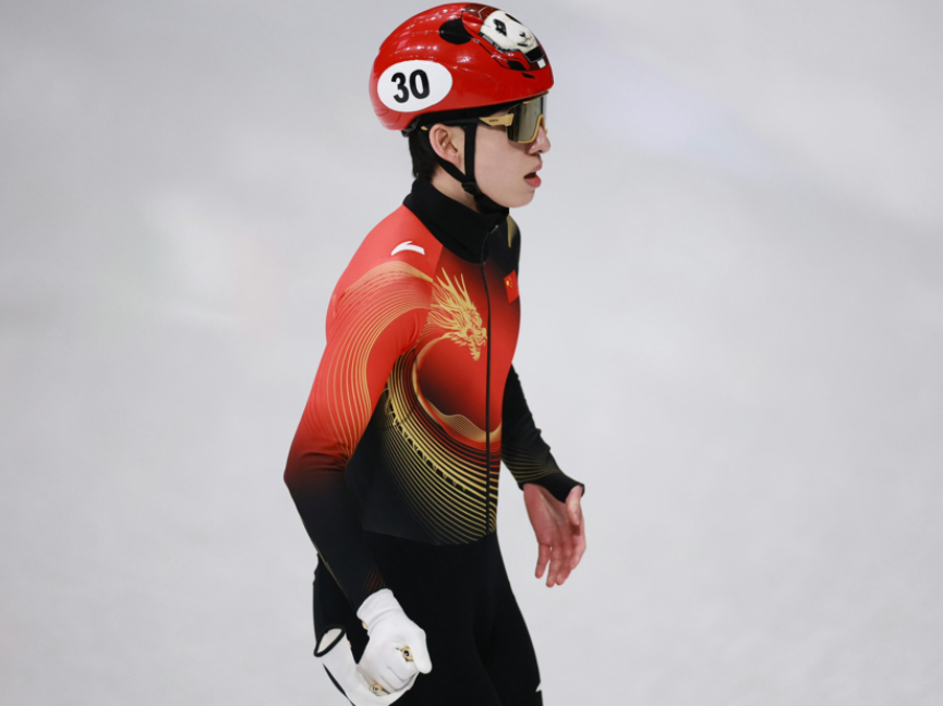 林孝埈，从冠军到冰面独坐，只用了一场冬奥的时间。昨夜米兰，双手深埋脸颊，长久