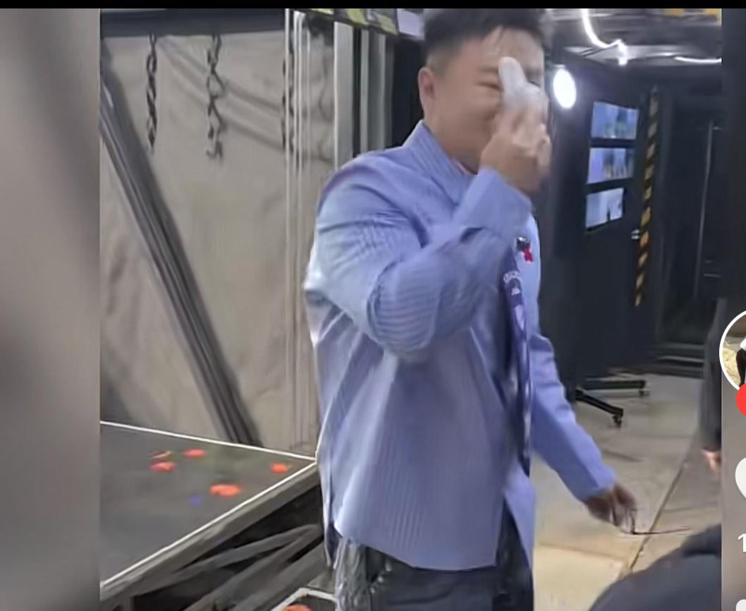 后台一见师娘，岳云鹏眼圈就红了。王慧没说话，手一抬，擦掉他眼泪。郭汾阳在旁边