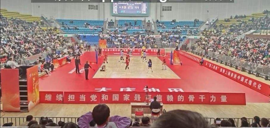 铁人杯女排比赛天津女排对阵河南已经打完三局天津大比分2：1领先目前双方战到第三局