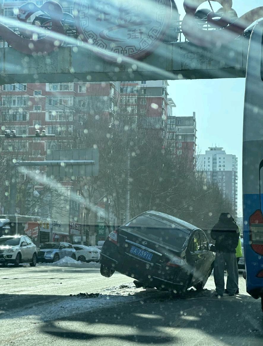 今天所有沈阳的朋友都在传一张照片，就是这辆单轮直立的轿车从后边看的话，真的以为